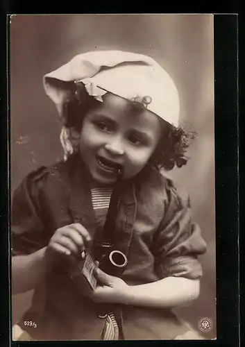 AK Kleines Mädchen steckt sich eine Pfeife in den Mund