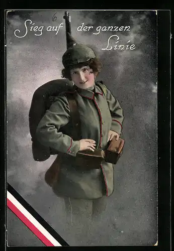 AK Soldatin in Uniform mit geschulterten Gewehr und Pickelhaube