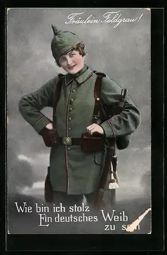 AK Frau in Uniform mit Pickelhaube und Gewehr, Fräulein Feldgrau!