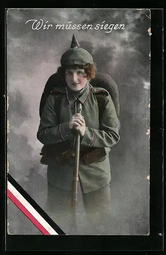 AK Frau in Feldgrau mit Rucksack