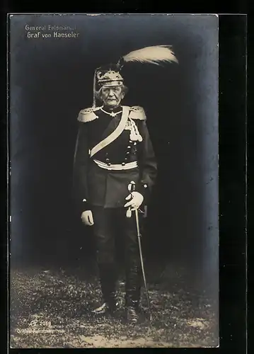 AK General feldmarschall Graf von Haeseler, der gealterte Heerführer stehend in Uniform mit seinem Säbel