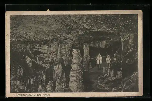 AK Erdmannshöhle, Besucher in der Fürstengruft