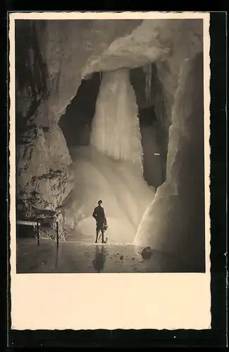 AK Salzburg, Mann steht vor Höhleneingang