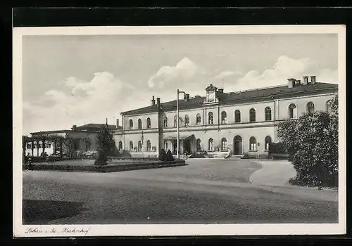 AK Löbau i. Sa., Bahnhof mit Vorplatz