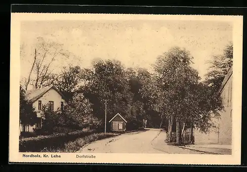 AK Nordholz /Kr. Lehe, Dorfstrasse mit Bäumen