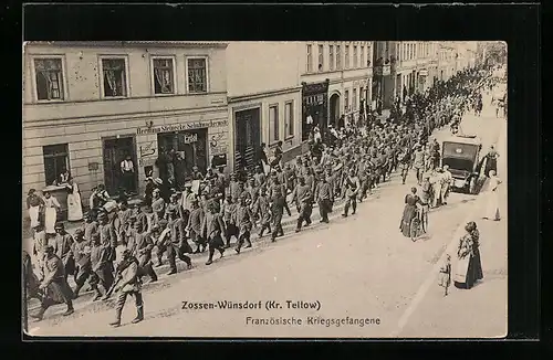 AK Zossen-Wünsdorf, Zug franz. Kriegsgefangener durch die Bahnhofstrasse am Bismarckplatz vorbei
