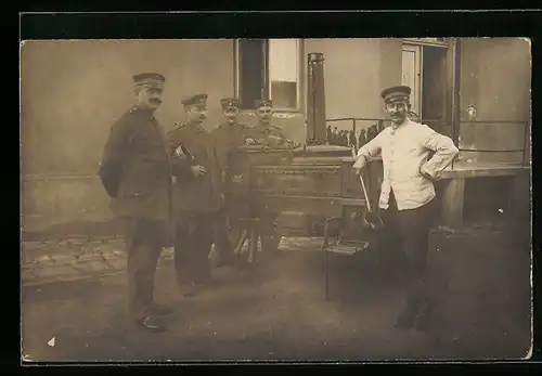 Foto-AK Soldaten bei der Feldküche
