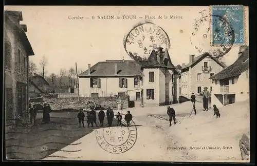 AK Salon-la-Tour, Place de la Mairie