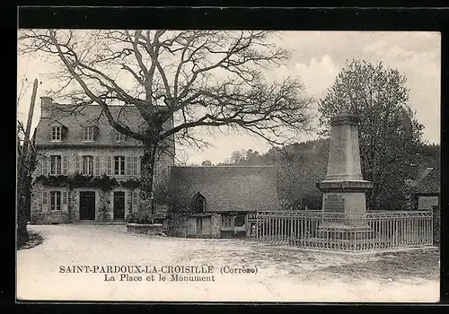 AK Saint-Pardoux-la-Croisille, La Place et le Monument