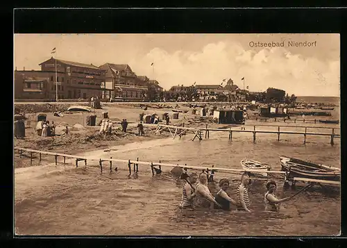 AK Niendorf / Ostseebad, Strand mit Badegästen und Hotels