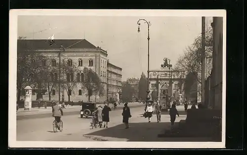 AK München, Nordende der Ludwigstrasse mit Universität und Siegestor