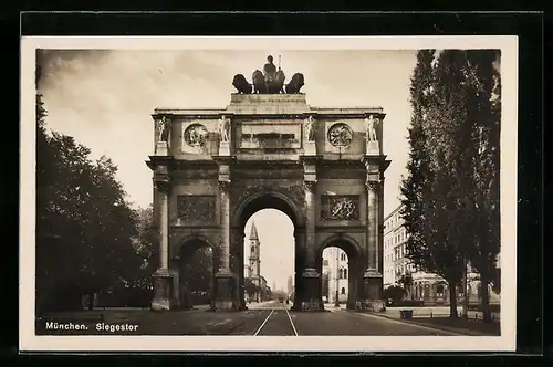 AK München, Siegestor mit Durchblick