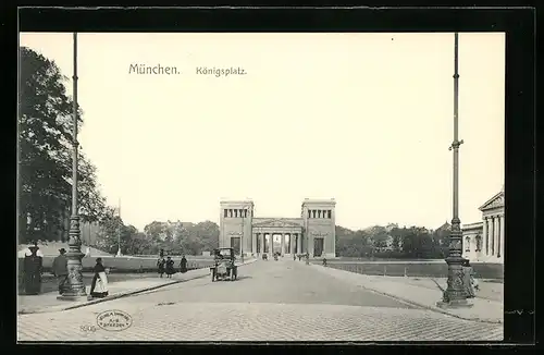 AK München, Königsplatz mit Passanten