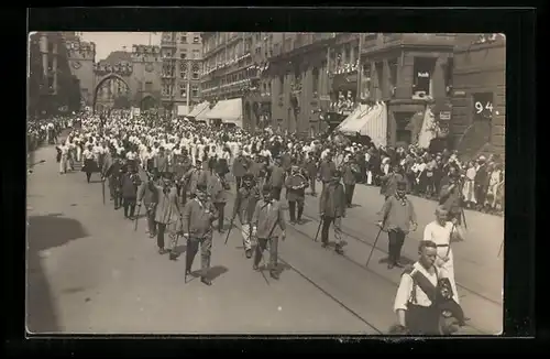 Foto-AK München, Festzug Neuhauser Strasse