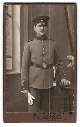 Fotografie Hartmann, Bayreuth, Luitpoldplatz, Junger Soldat in Uniform mit Bajonett und Portepee