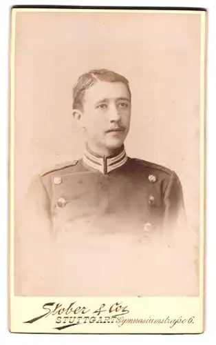 Fotografie Stober & Co., Stuttgart, Gymnasiumstrasse 6, Garde-Soldat in Uniform