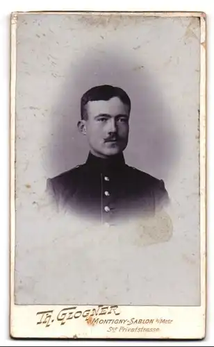 Fotografie Th. Glogner, Montigny-Sablon, Sct. Privatstrasse, Soldat in Uniform und Schnauzer