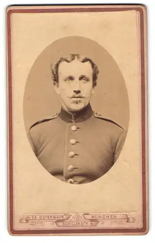 Fotografie F.X. Ostermayr, München, Schillerstrasse 4, Soldat mit Mittelscheitel in Uniform