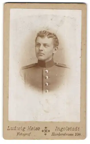 Fotografie Ludwig Heiss, Ingolstadt, Harderstrasse 108, Soldat des Inf.Rgt. 10 in Uniform