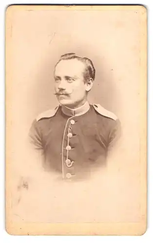 Fotografie Max Stettmeyer, München, Zweibrückenstrasse 2, Soldat in Uniform mit pomadisierten Haaren