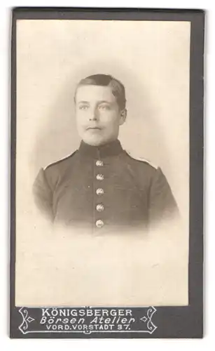 Fotografie Börsen Atelier, Königsberg, Vord. Vorstadt 37, Junger Soldat mit Seitenscheitel in Uniform