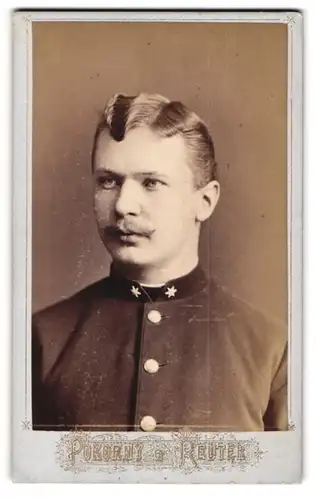 Fotografie Pokorny & Reuter, Wien, Kohlmarkt 1, K.u.K. Soldat in Uniform mit pomadisiertem Haar