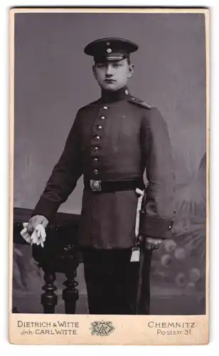 Fotografie Dietrich & Witte, Chemnitz, Poststrasse 31, Junger Soldat mit Portepee am Bajonett in Uniform