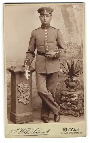 Fotografie F. Wilh. Schmidt, Metz, St. Medardenstrass 10, Soldat mit Portepee und Bajonett in Uniform