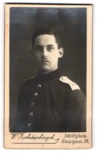 Fotografie W. Zschetzschingck, Schiltigheim, Hauptgasse 34, Soldat in Uniform