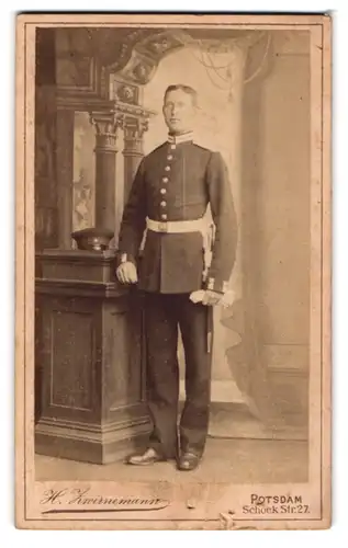 Fotografie H. Zwirnemann, Potsdam, Schock-Strasse 27, Gardsoldat in Uniform mit Bajonett und Portepee