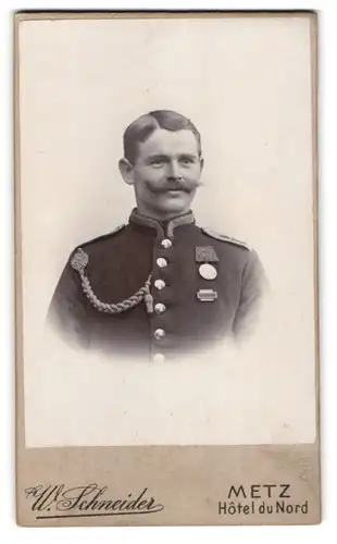 Fotografie W. Schneider, Metz, Hôtel du Nord, Unteroffizier mit Schützenschnur und Orden in Uniform