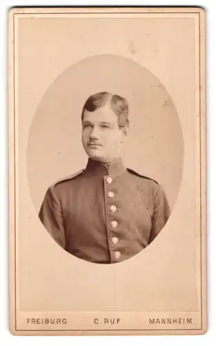 Fotografie C. Ruf, Freiburg, Ludwigstrasse 2, Soldat mit Scheitel in Uniform