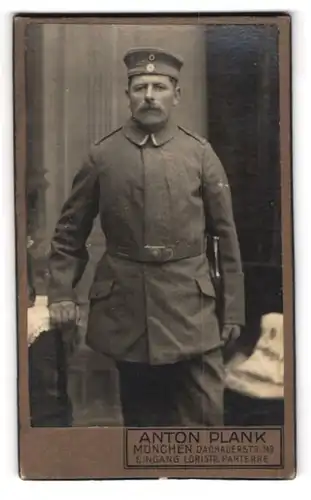 Fotografie Anton Plank, München, Dachauerstrasse 149, Gestandender Soldat in Feldgrau mit Bajonett