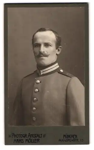 Fotografie Hans Möller, München, Augustenstrasse 75, Gestandener Gardesoldat in Uniform