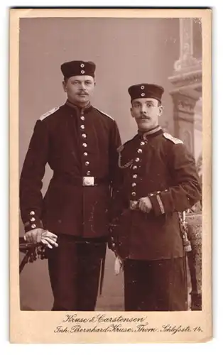 Fotografie Kruse & Carstensen, Thorn, Schlossstrasse 14, Zwei Unteroffiziere des IR 11 mit Bajonetten in Uniform