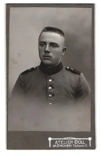 Fotografie Atelier Düll, München, Türkenstrasse 31, Junger Soldat mit Bürstenschnitt in Uniform
