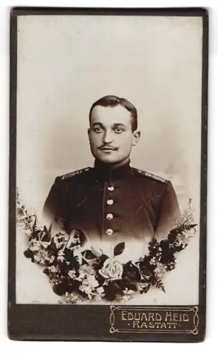 Fotografie Eduard Heid, Rastatt, Kriegstrasse 19, Soldat mit feinem Schnauzbart in Uniform