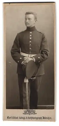 Fotografie Karl Lützel, München, Augustenstrasse 16, Junger Soldat mit Portepee an seiner Hiebwaffe in Uniform