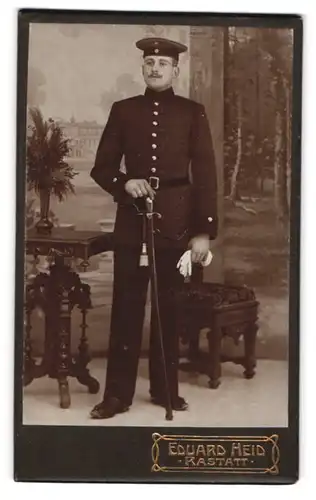 Fotografie Eduard Heid, Rastatt, Kriegstrasse 19, Junger Soldat mit Portepee an seiner Hiebwaffe in Uniform