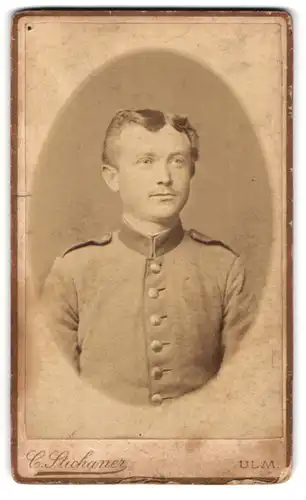 Fotografie C. Stichaner, Ulm a.D., Syrlinstrasse 16, Soldat mit pomadisierten Haaren in Uniform