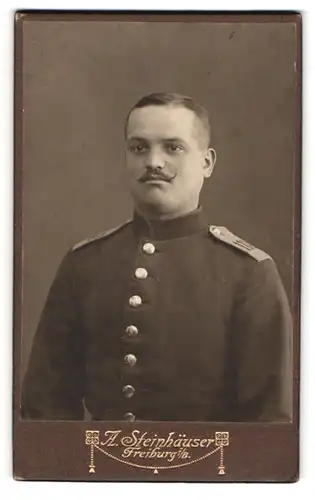 Fotografie A. Steinhäuser, Freiburg i.B., Soldat in Uniform Rgt. 113