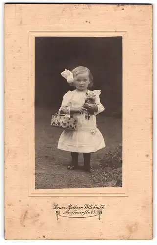 Fotografie Bruno Muttner, Wilsdruff, Meissenerstrasse 43, Mädchen mit Schleifchen im Haar und Puppe