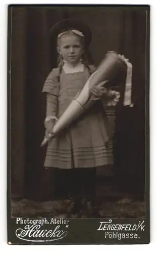 Fotografie Haucke, Lengenfeld i.V., Pöhlgasse, Mädchen mit Schultüte und Ranzen