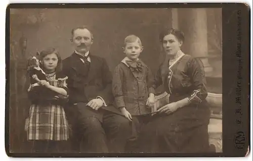 Fotografie E. K. Müller, Altona, Schulterblatt 55, Bürgerliche Familie in feinen Kleidern, Tochter mit Puppe