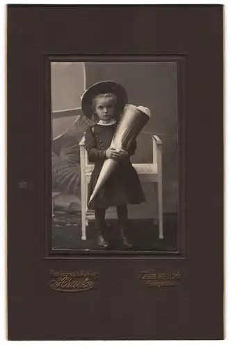 Fotografie Haucke, Lengenfeld i.V., Mädchen mit Hut und Schultüte