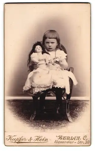 Fotografie Kupfer & Hein, Berlin, Alexander-Strasse 30, Mädchen mit ihrer Puppe im Stuhl