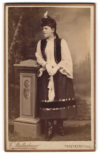 Fotografie C. Stallechner, Trostberg a. Alz, Junge Frau in Tracht an einer Säule