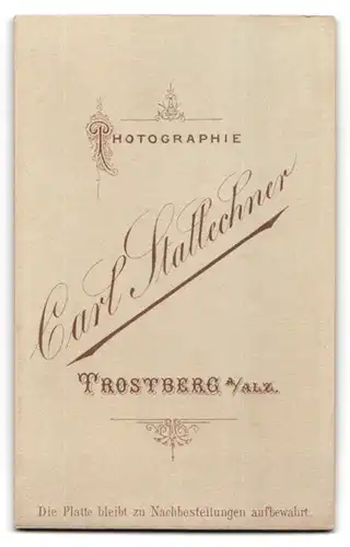 Fotografie C. Stallechner, Trostberg a. Alz, Junge Frau in Tracht an einer Säule