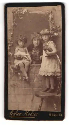Fotografie Atelier Holzer, München, Mutter mit ihren zwei Kindern und Tauben, Mutterglück