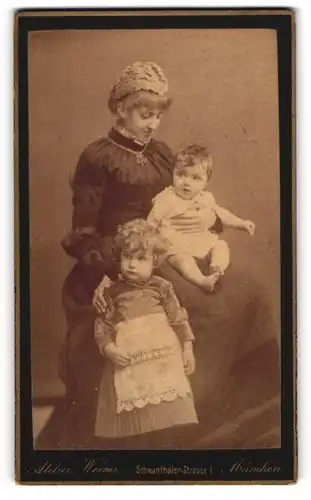 Fotografie Atelier Werner, München, Schwanthaler-Strasse I, Bürgerliche Mutter mit ihren zwei Kindern, Mutterglück
